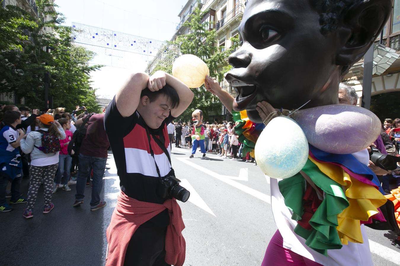 Música, diversión y también moda, en el arranque de los días grandes de la Feria del Corpus, que ha vivido una mañana vibrante con calles abarrotadas. Puedes ver todas las fotos del Corpus pinchando en  este enlace .