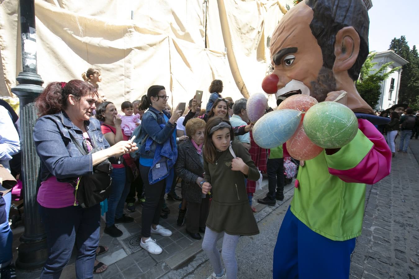 Música, diversión y también moda, en el arranque de los días grandes de la Feria del Corpus, que ha vivido una mañana vibrante con calles abarrotadas. Puedes ver todas las fotos del Corpus pinchando en  este enlace .