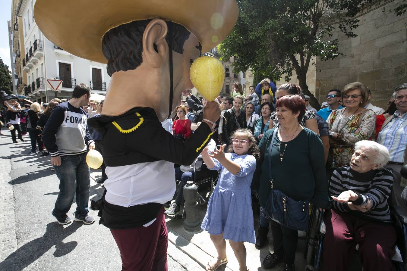 Música, diversión y también moda, en el arranque de los días grandes de la Feria del Corpus, que ha vivido una mañana vibrante con calles abarrotadas. Puedes ver todas las fotos del Corpus pinchando en  este enlace .