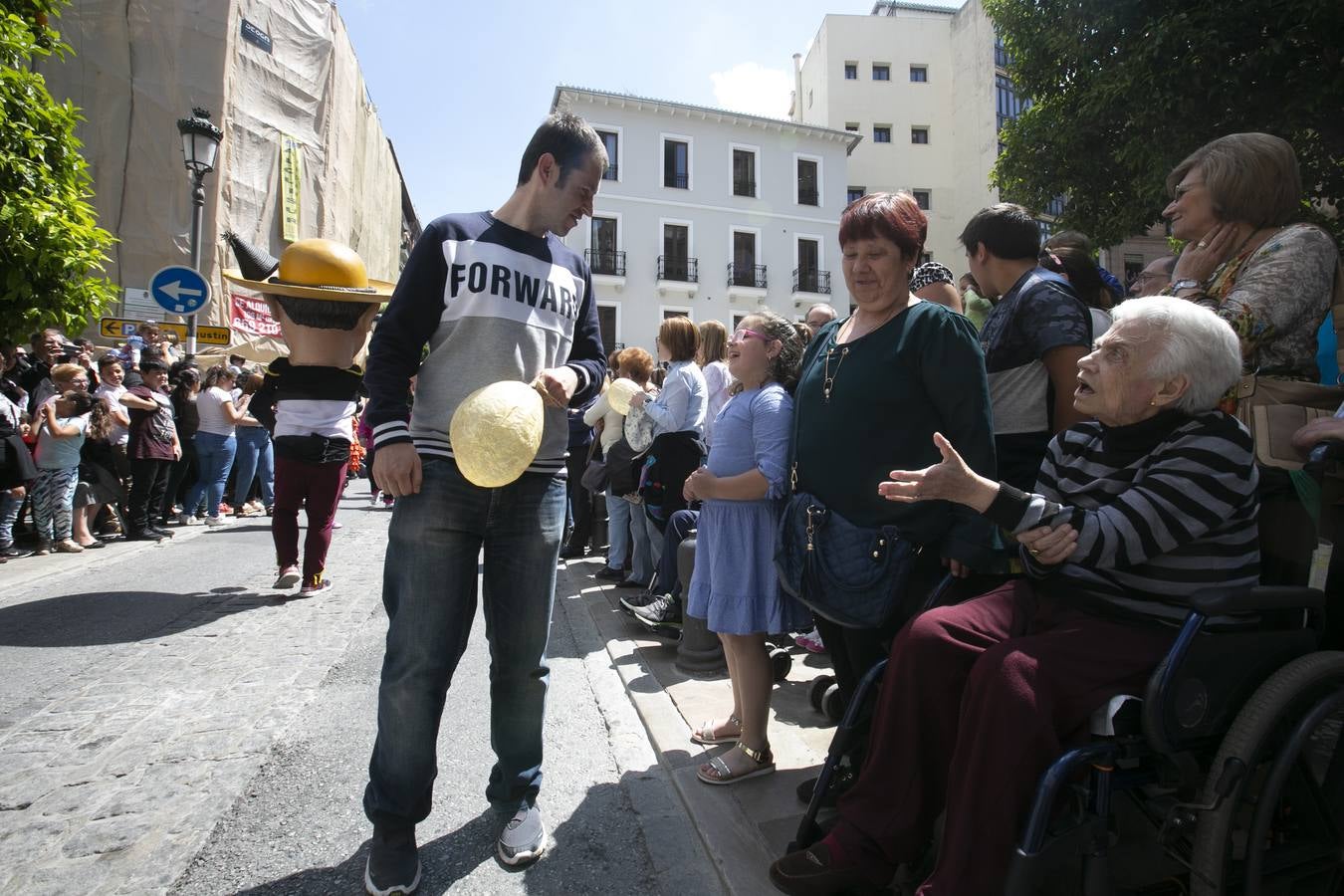 Música, diversión y también moda, en el arranque de los días grandes de la Feria del Corpus, que ha vivido una mañana vibrante con calles abarrotadas. Puedes ver todas las fotos del Corpus pinchando en  este enlace .