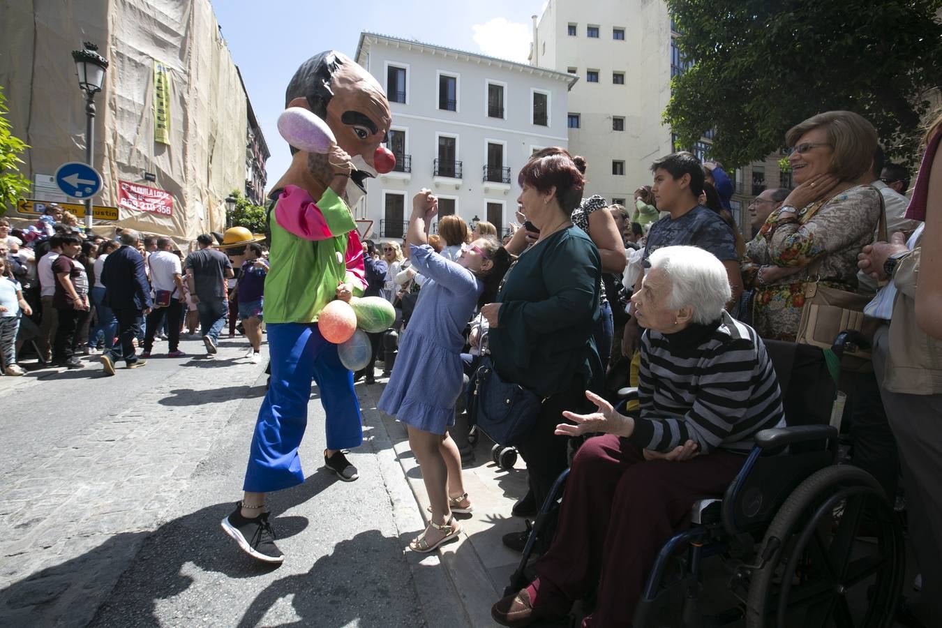 Música, diversión y también moda, en el arranque de los días grandes de la Feria del Corpus, que ha vivido una mañana vibrante con calles abarrotadas. Puedes ver todas las fotos del Corpus pinchando en  este enlace .