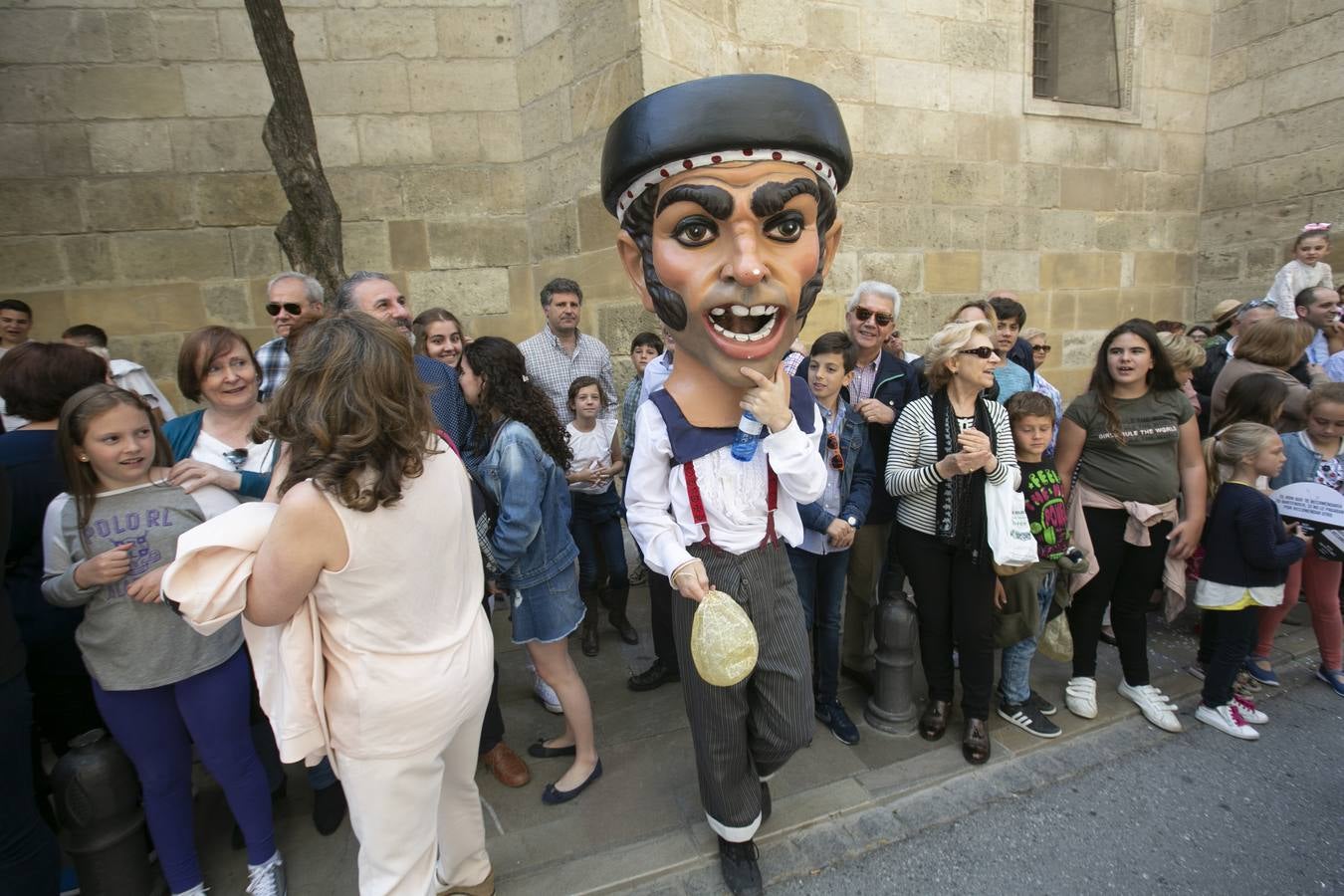 Música, diversión y también moda, en el arranque de los días grandes de la Feria del Corpus, que ha vivido una mañana vibrante con calles abarrotadas. Puedes ver todas las fotos del Corpus pinchando en  este enlace .