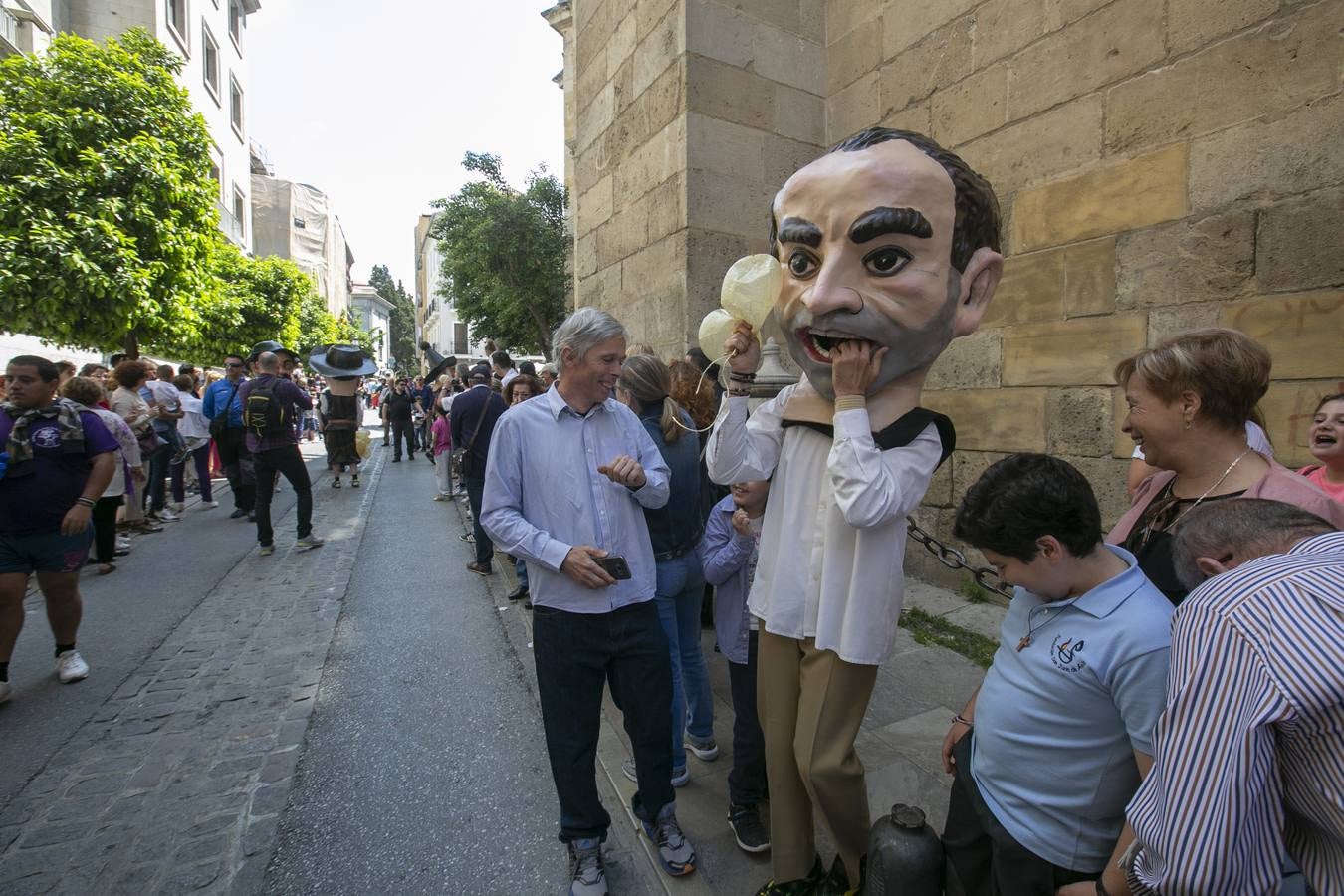 Música, diversión y también moda, en el arranque de los días grandes de la Feria del Corpus, que ha vivido una mañana vibrante con calles abarrotadas. Puedes ver todas las fotos del Corpus pinchando en  este enlace .