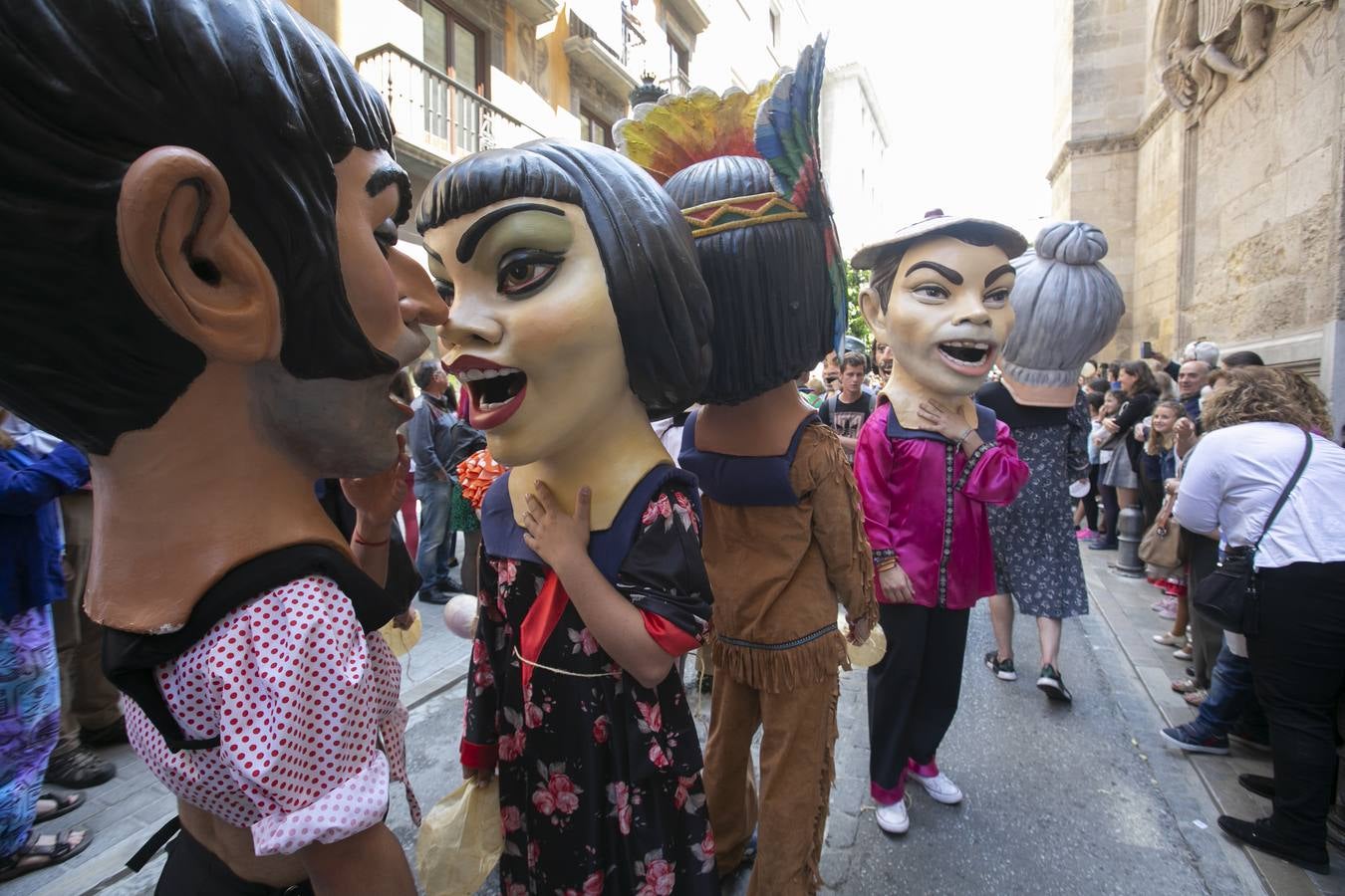 Música, diversión y también moda, en el arranque de los días grandes de la Feria del Corpus, que ha vivido una mañana vibrante con calles abarrotadas. Puedes ver todas las fotos del Corpus pinchando en  este enlace .