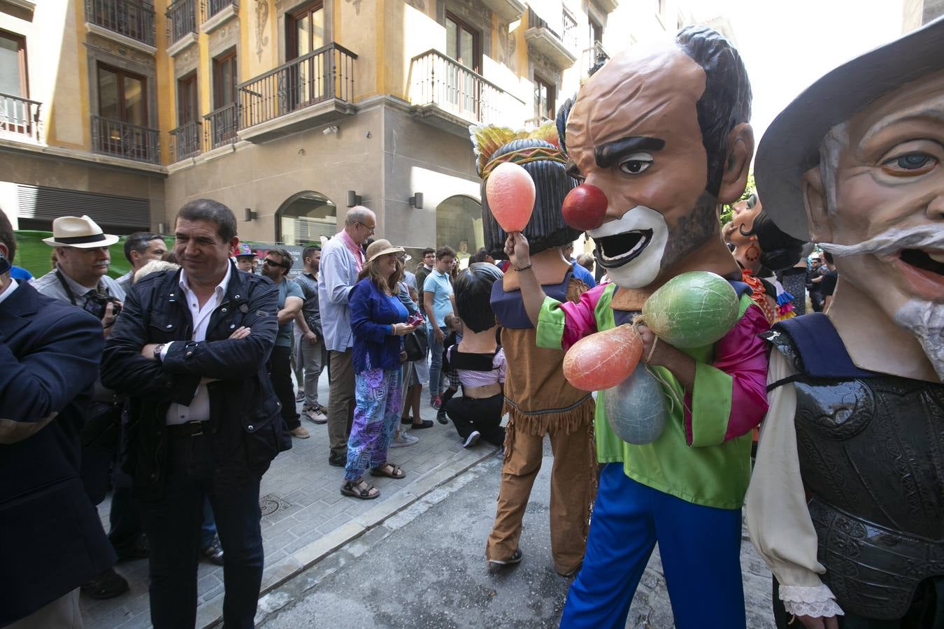 Música, diversión y también moda, en el arranque de los días grandes de la Feria del Corpus, que ha vivido una mañana vibrante con calles abarrotadas. Puedes ver todas las fotos del Corpus pinchando en  este enlace .