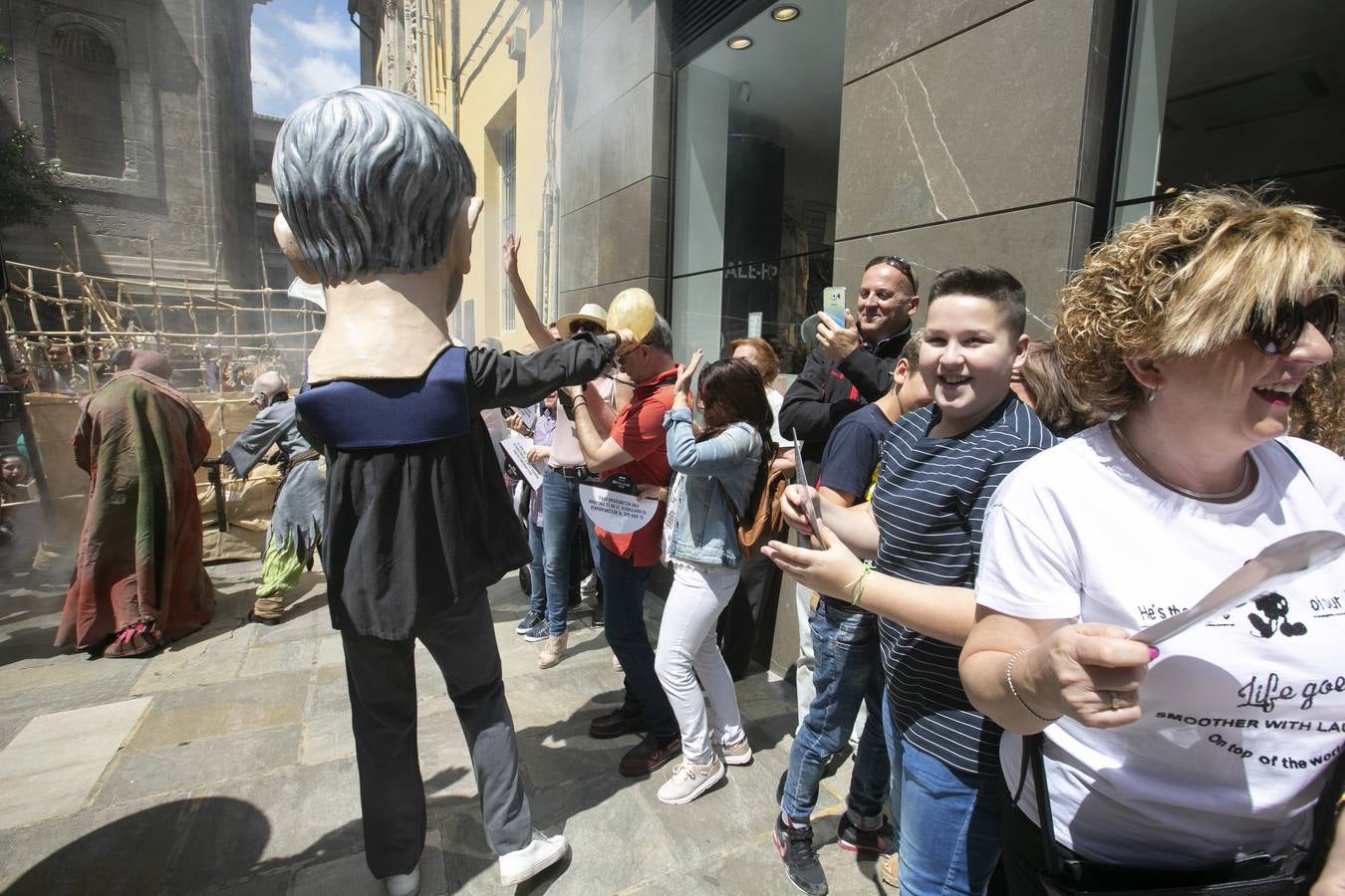 Música, diversión y también moda, en el arranque de los días grandes de la Feria del Corpus, que ha vivido una mañana vibrante con calles abarrotadas. Puedes ver todas las fotos del Corpus pinchando en  este enlace .