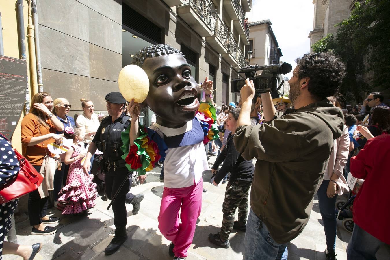 Música, diversión y también moda, en el arranque de los días grandes de la Feria del Corpus, que ha vivido una mañana vibrante con calles abarrotadas. Puedes ver todas las fotos del Corpus pinchando en  este enlace .