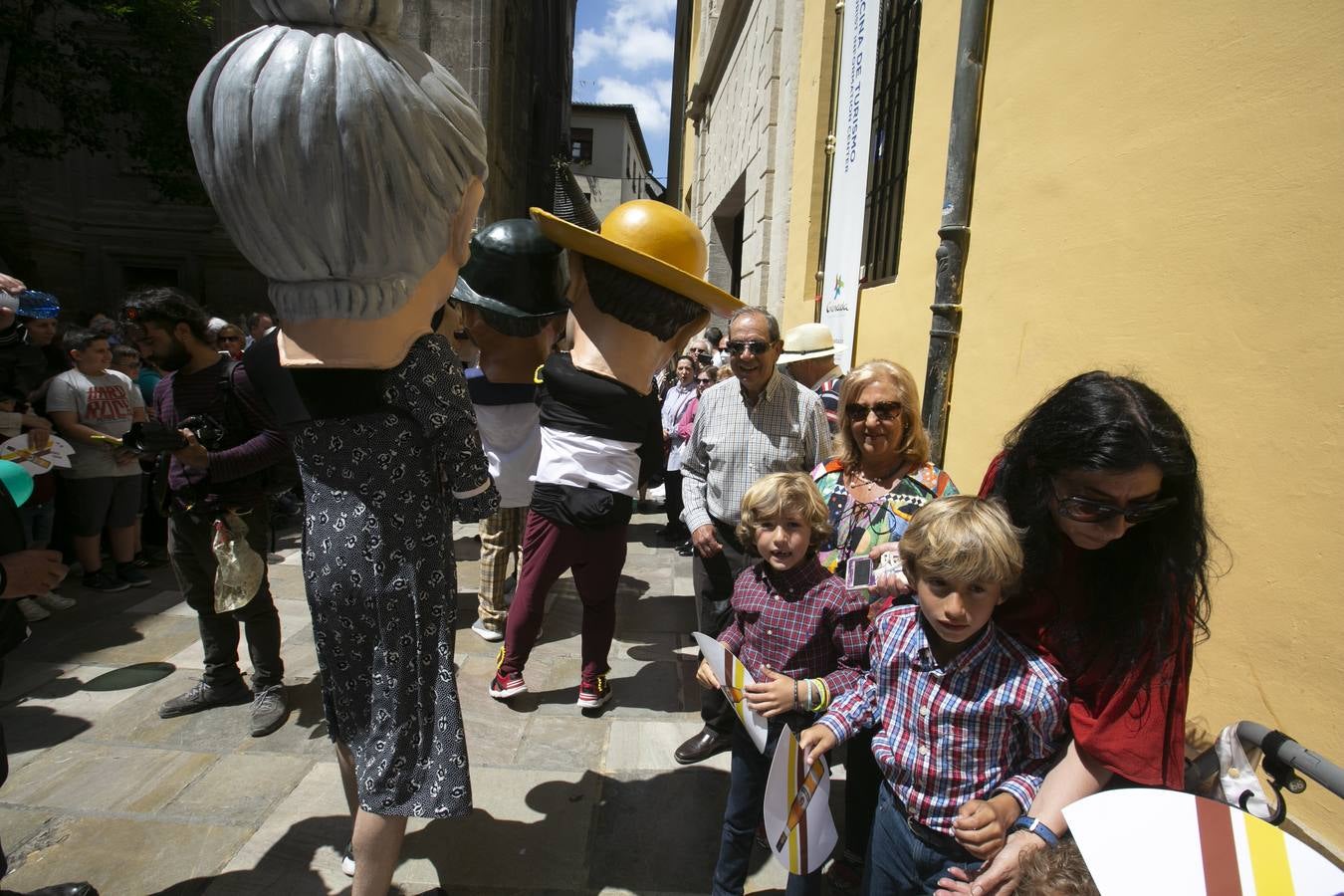 Música, diversión y también moda, en el arranque de los días grandes de la Feria del Corpus, que ha vivido una mañana vibrante con calles abarrotadas. Puedes ver todas las fotos del Corpus pinchando en  este enlace .