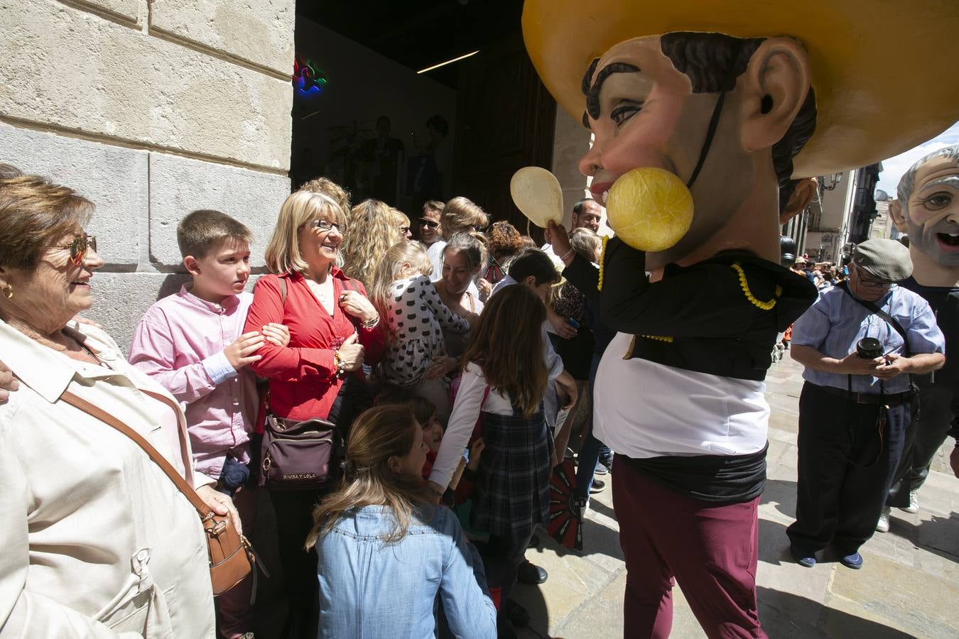 Música, diversión y también moda, en el arranque de los días grandes de la Feria del Corpus, que ha vivido una mañana vibrante con calles abarrotadas. Puedes ver todas las fotos del Corpus pinchando en  este enlace .