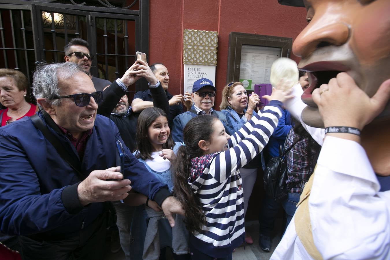 Música, diversión y también moda, en el arranque de los días grandes de la Feria del Corpus, que ha vivido una mañana vibrante con calles abarrotadas. Puedes ver todas las fotos del Corpus pinchando en  este enlace .