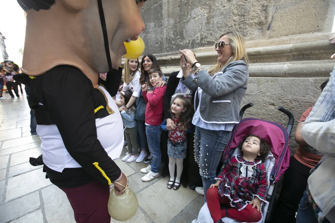 Música, diversión y también moda, en el arranque de los días grandes de la Feria del Corpus, que ha vivido una mañana vibrante con calles abarrotadas. Puedes ver todas las fotos del Corpus pinchando en  este enlace .