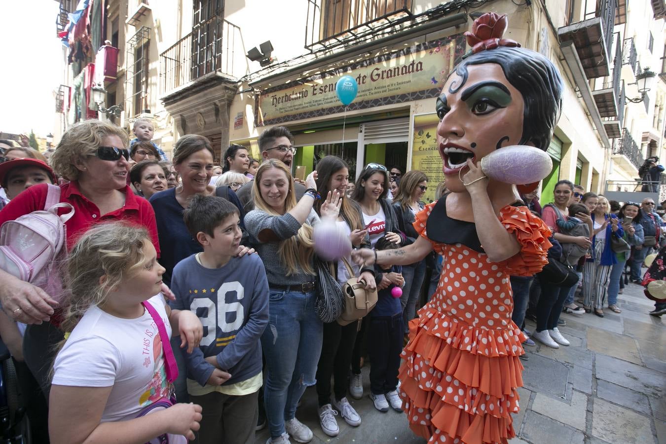 Música, diversión y también moda, en el arranque de los días grandes de la Feria del Corpus, que ha vivido una mañana vibrante con calles abarrotadas. Puedes ver todas las fotos del Corpus pinchando en  este enlace .