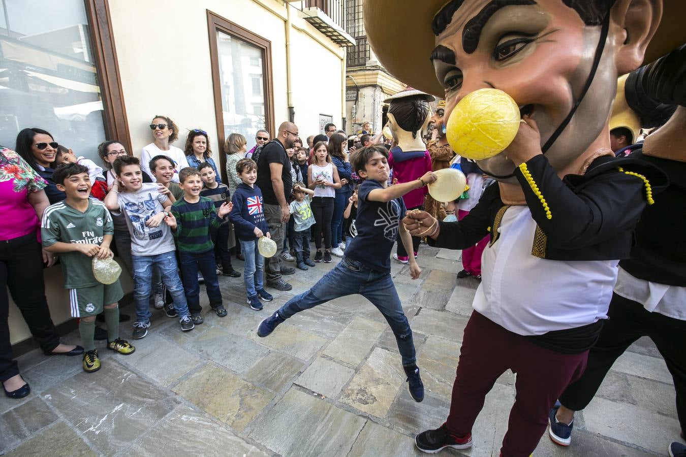 Música, diversión y también moda, en el arranque de los días grandes de la Feria del Corpus, que ha vivido una mañana vibrante con calles abarrotadas. Puedes ver todas las fotos del Corpus pinchando en  este enlace .