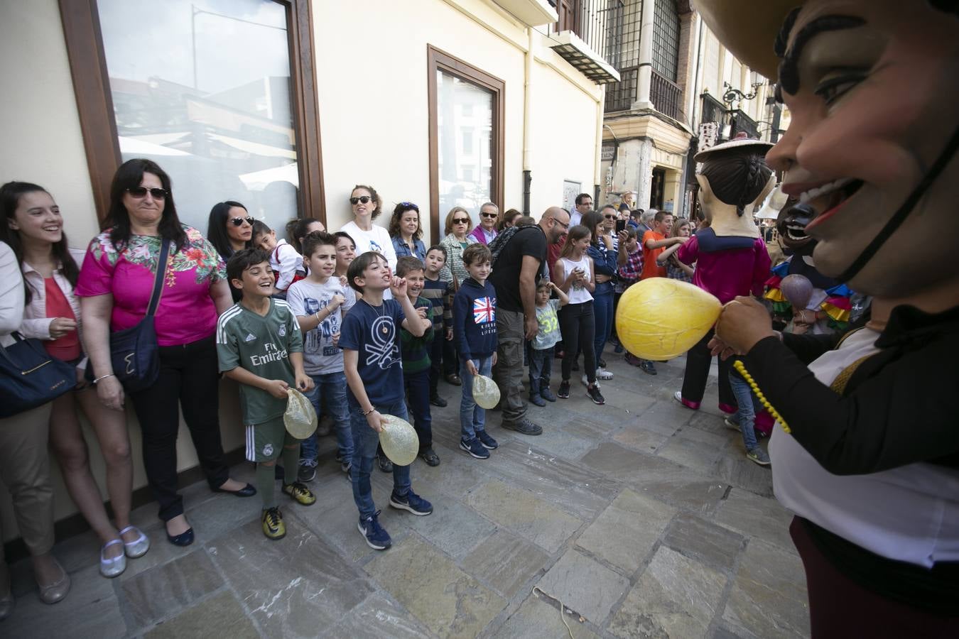 Música, diversión y también moda, en el arranque de los días grandes de la Feria del Corpus, que ha vivido una mañana vibrante con calles abarrotadas. Puedes ver todas las fotos del Corpus pinchando en  este enlace .