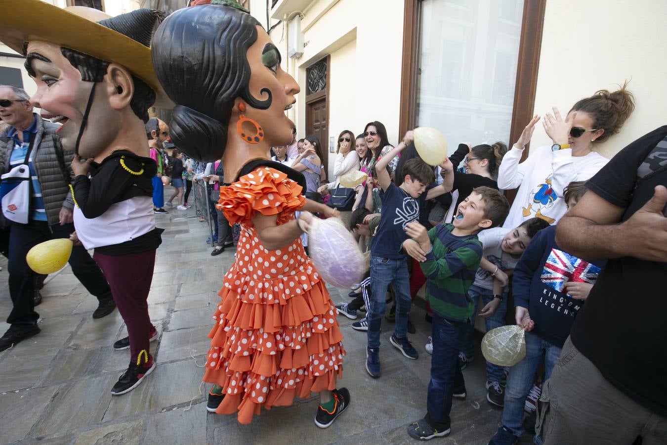 Música, diversión y también moda, en el arranque de los días grandes de la Feria del Corpus, que ha vivido una mañana vibrante con calles abarrotadas. Puedes ver todas las fotos del Corpus pinchando en  este enlace .