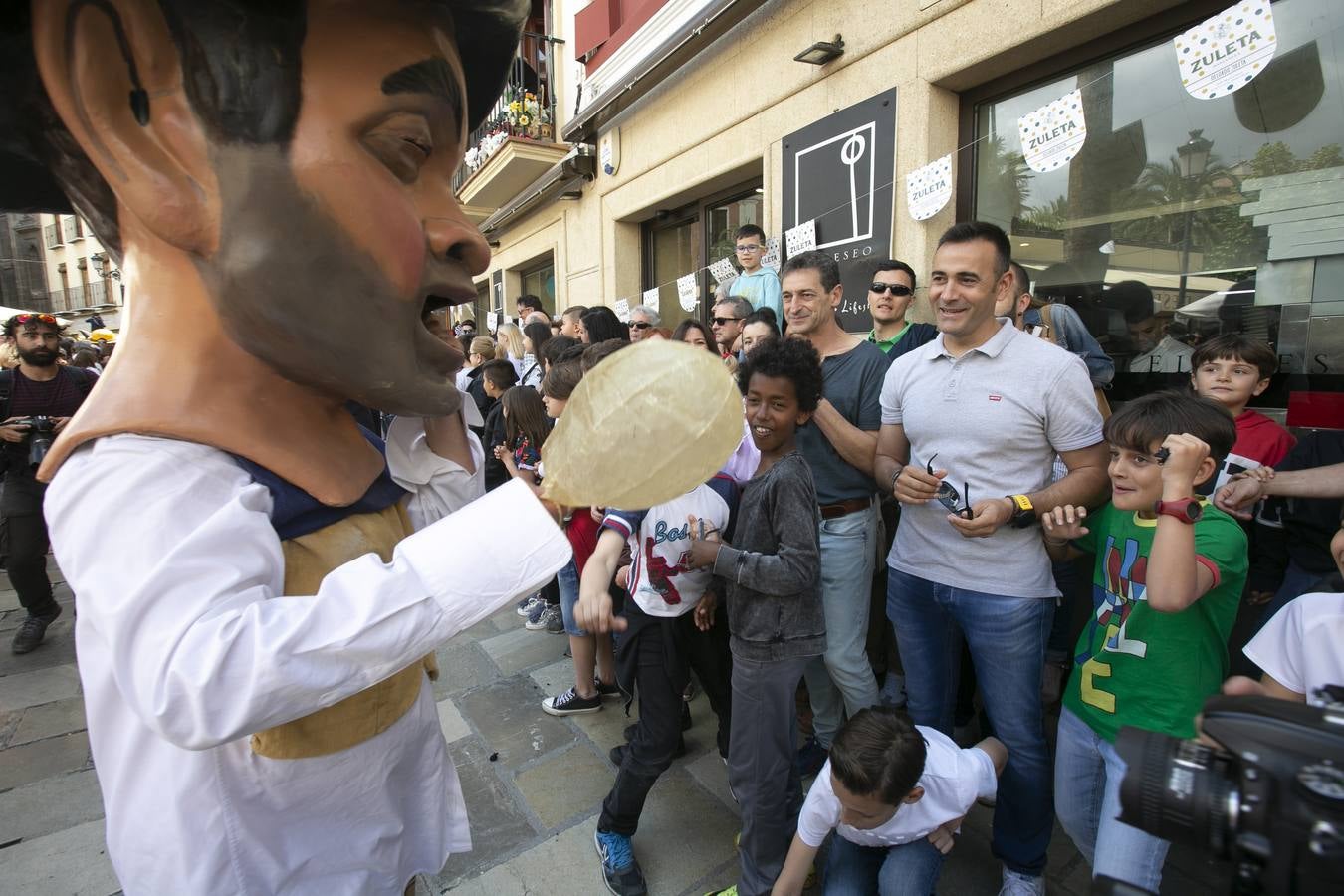 Música, diversión y también moda, en el arranque de los días grandes de la Feria del Corpus, que ha vivido una mañana vibrante con calles abarrotadas. Puedes ver todas las fotos del Corpus pinchando en  este enlace .