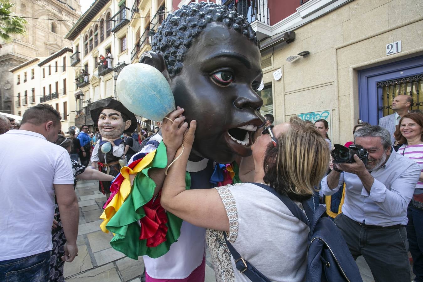 Música, diversión y también moda, en el arranque de los días grandes de la Feria del Corpus, que ha vivido una mañana vibrante con calles abarrotadas. Puedes ver todas las fotos del Corpus pinchando en  este enlace .