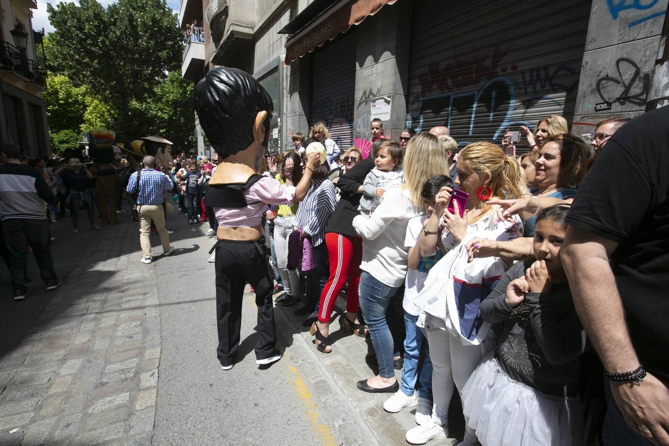 Música, diversión y también moda, en el arranque de los días grandes de la Feria del Corpus, que ha vivido una mañana vibrante con calles abarrotadas. Puedes ver todas las fotos del Corpus pinchando en  este enlace .