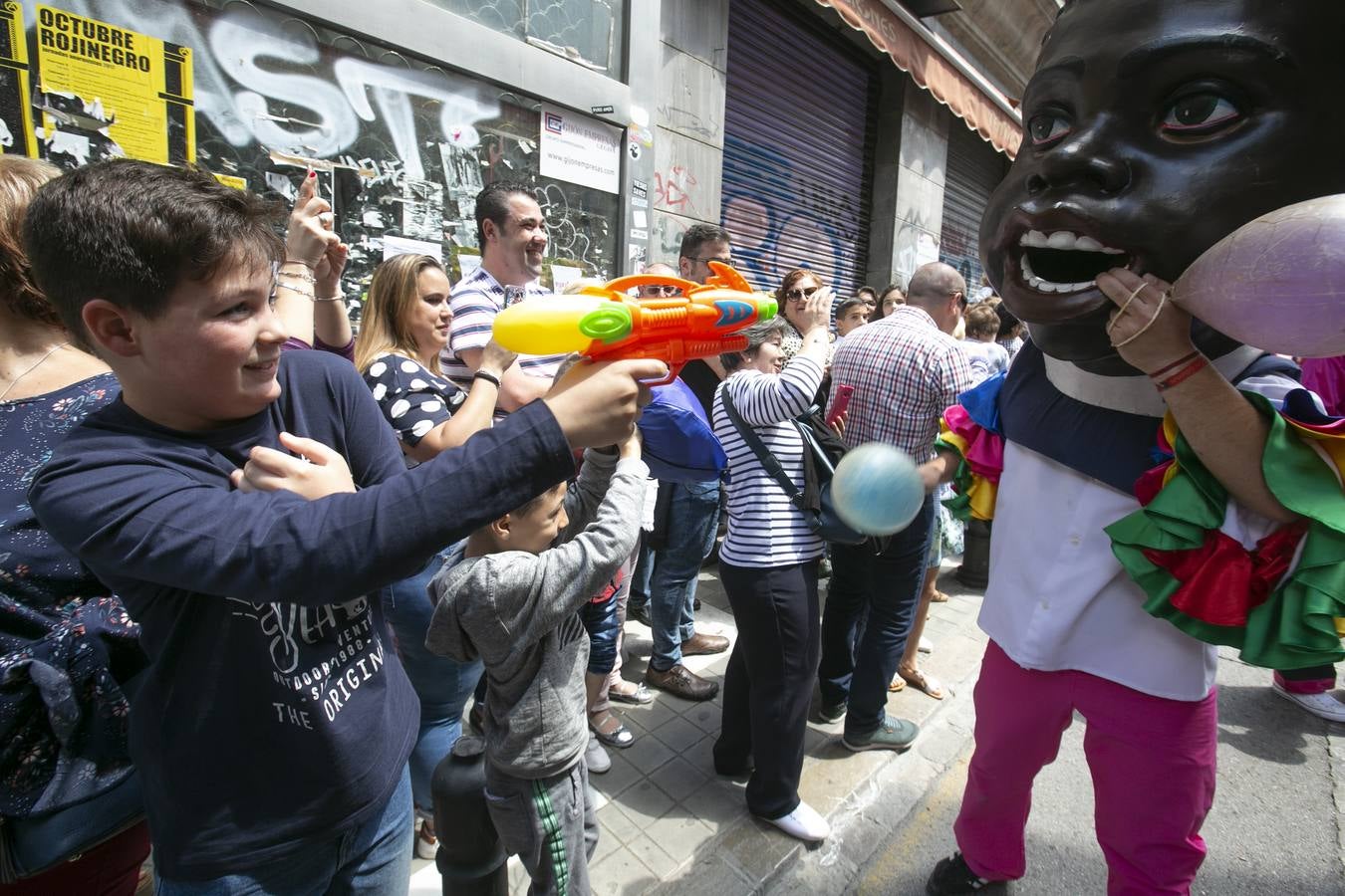 Música, diversión y también moda, en el arranque de los días grandes de la Feria del Corpus, que ha vivido una mañana vibrante con calles abarrotadas. Puedes ver todas las fotos del Corpus pinchando en  este enlace .