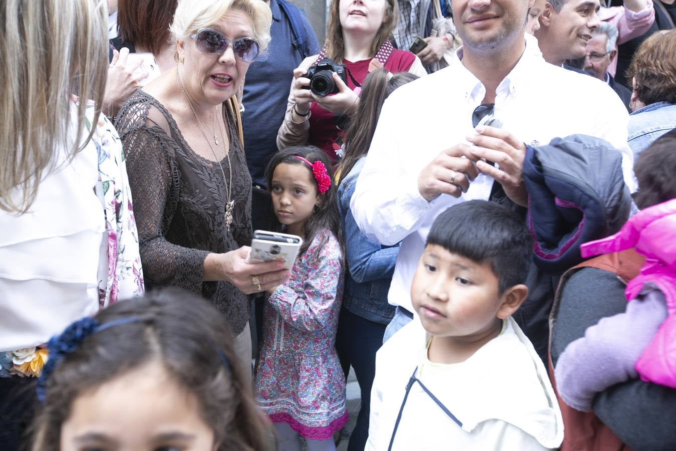 Música, diversión y también moda, en el arranque de los días grandes de la Feria del Corpus, que ha vivido una mañana vibrante con calles abarrotadas. Puedes ver todas las fotos del Corpus pinchando en  este enlace .