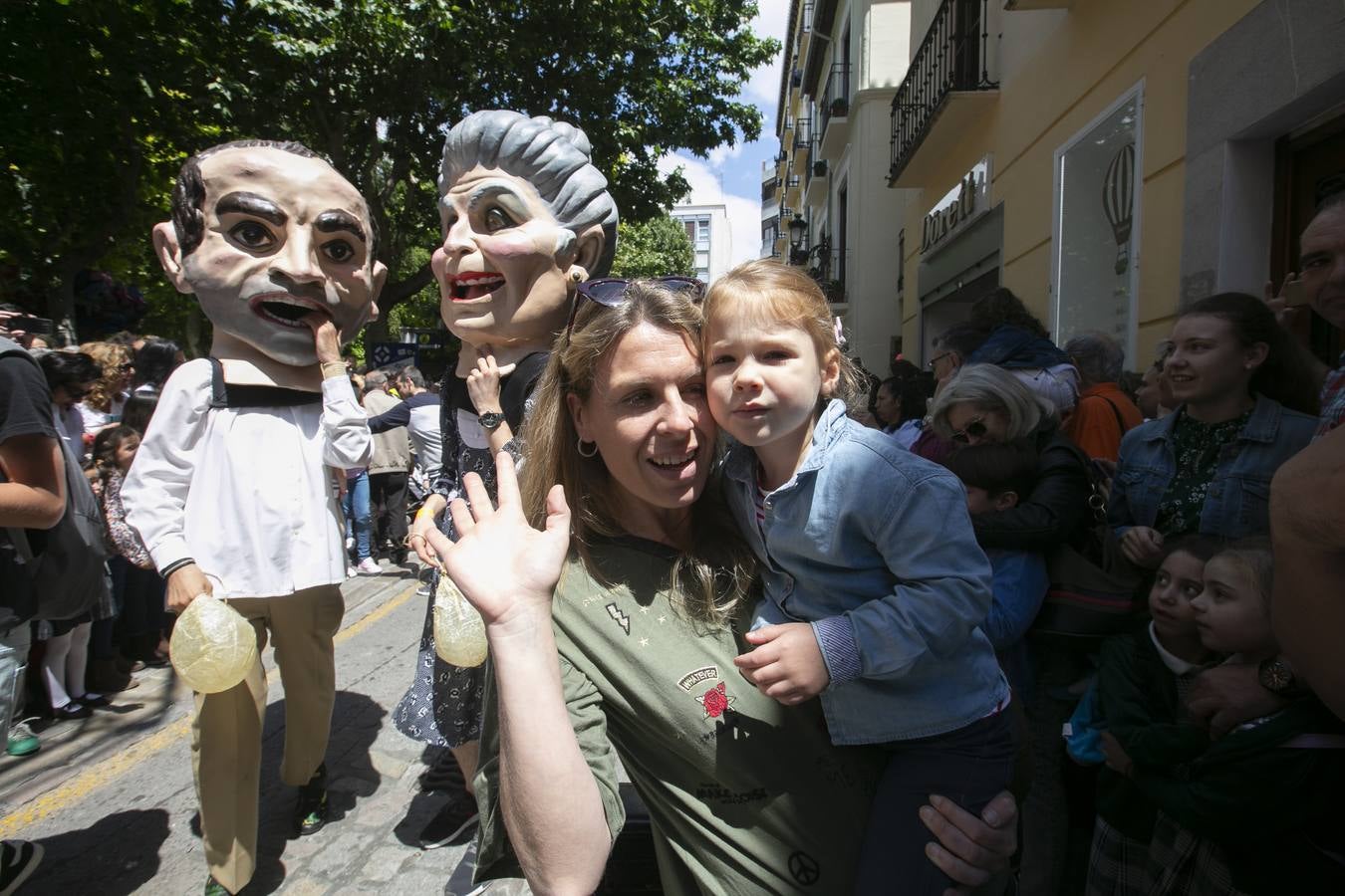 Música, diversión y también moda, en el arranque de los días grandes de la Feria del Corpus, que ha vivido una mañana vibrante con calles abarrotadas. Puedes ver todas las fotos del Corpus pinchando en  este enlace .