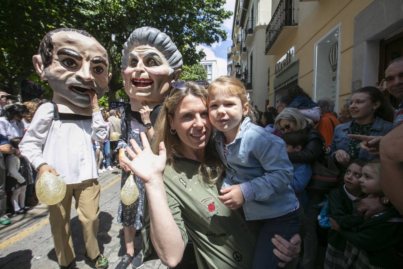 Música, diversión y también moda, en el arranque de los días grandes de la Feria del Corpus, que ha vivido una mañana vibrante con calles abarrotadas. Puedes ver todas las fotos del Corpus pinchando en  este enlace .