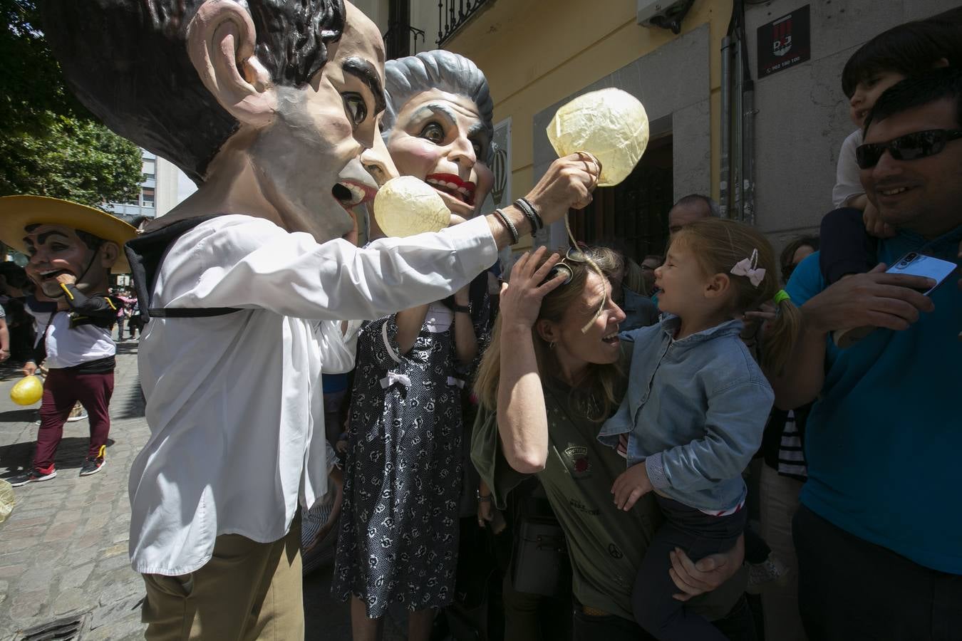 Música, diversión y también moda, en el arranque de los días grandes de la Feria del Corpus, que ha vivido una mañana vibrante con calles abarrotadas. Puedes ver todas las fotos del Corpus pinchando en  este enlace .