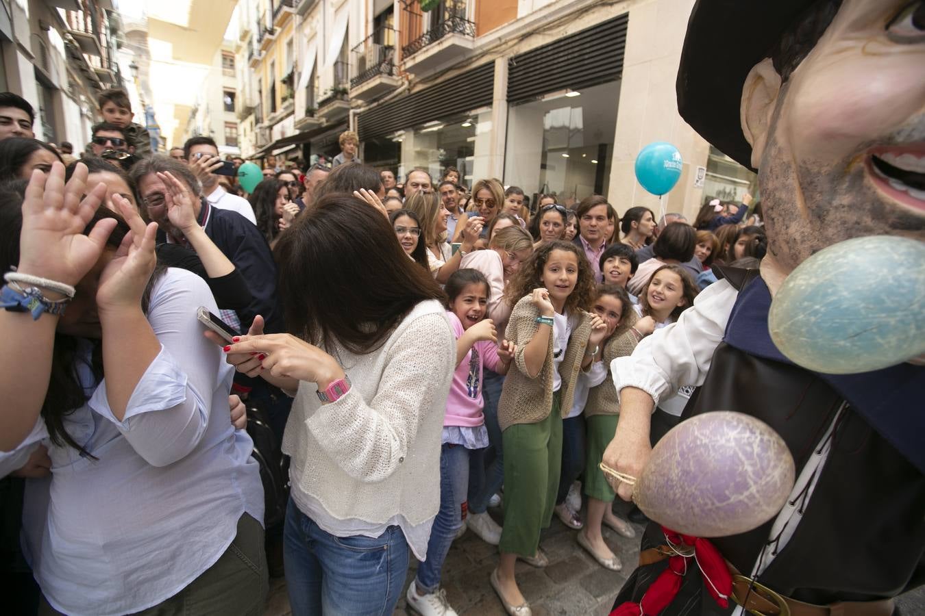 Música, diversión y también moda, en el arranque de los días grandes de la Feria del Corpus, que ha vivido una mañana vibrante con calles abarrotadas. Puedes ver todas las fotos del Corpus pinchando en  este enlace .