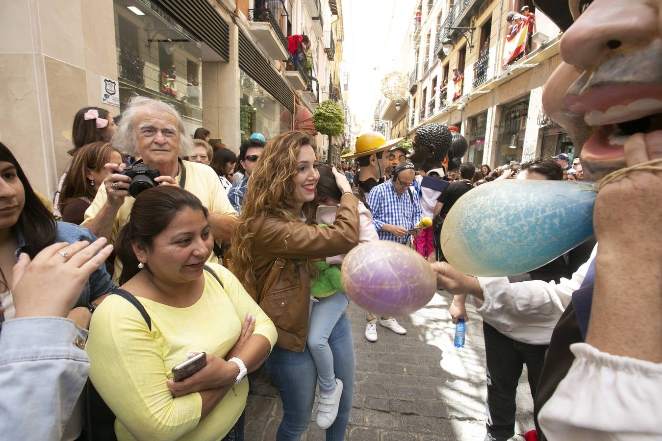 Música, diversión y también moda, en el arranque de los días grandes de la Feria del Corpus, que ha vivido una mañana vibrante con calles abarrotadas. Puedes ver todas las fotos del Corpus pinchando en  este enlace .