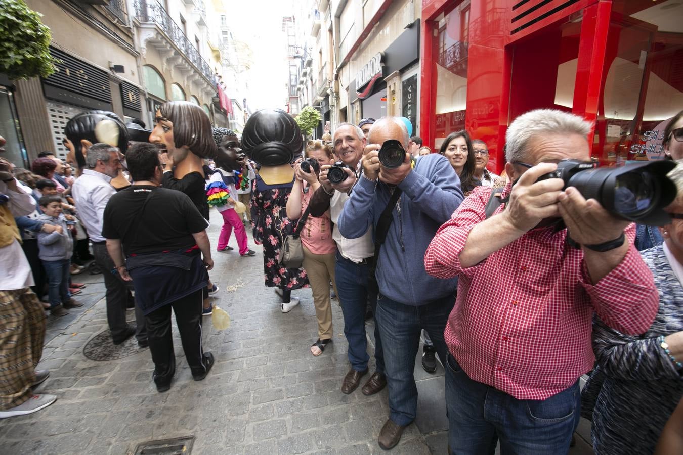 Música, diversión y también moda, en el arranque de los días grandes de la Feria del Corpus, que ha vivido una mañana vibrante con calles abarrotadas. Puedes ver todas las fotos del Corpus pinchando en  este enlace .