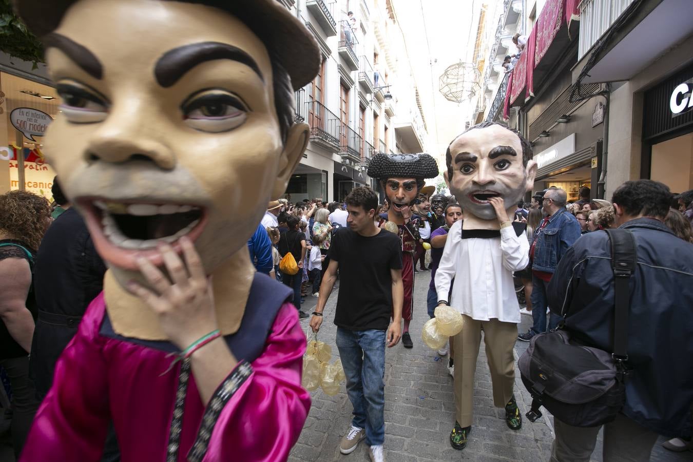 Música, diversión y también moda, en el arranque de los días grandes de la Feria del Corpus, que ha vivido una mañana vibrante con calles abarrotadas. Puedes ver todas las fotos del Corpus pinchando en  este enlace .