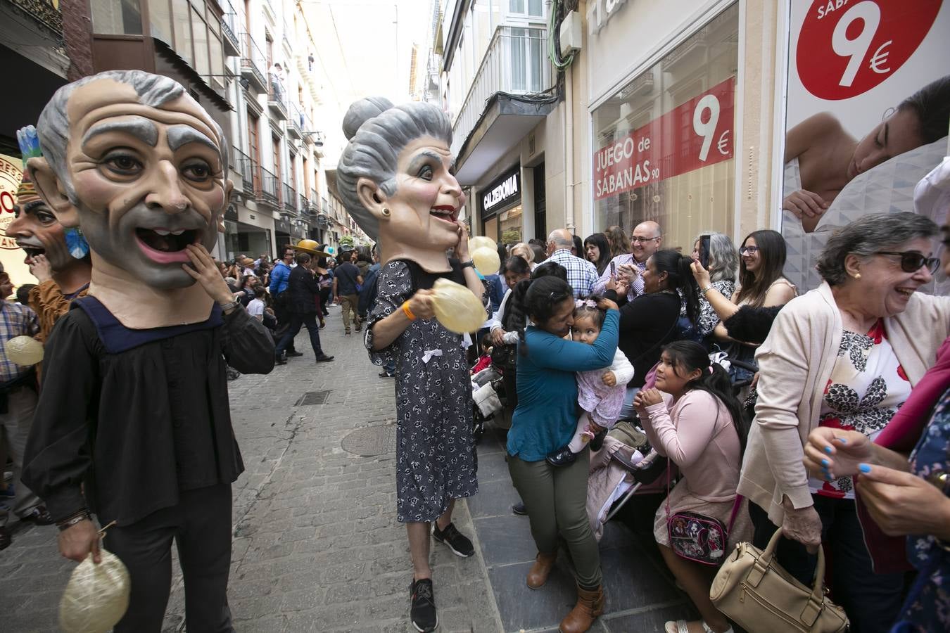 Música, diversión y también moda, en el arranque de los días grandes de la Feria del Corpus, que ha vivido una mañana vibrante con calles abarrotadas. Puedes ver todas las fotos del Corpus pinchando en  este enlace .