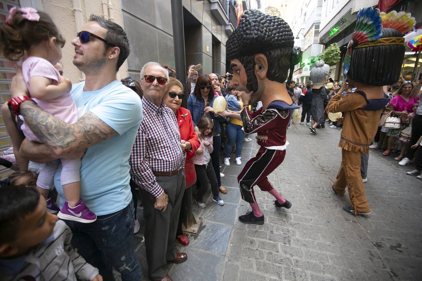 Música, diversión y también moda, en el arranque de los días grandes de la Feria del Corpus, que ha vivido una mañana vibrante con calles abarrotadas. Puedes ver todas las fotos del Corpus pinchando en  este enlace .