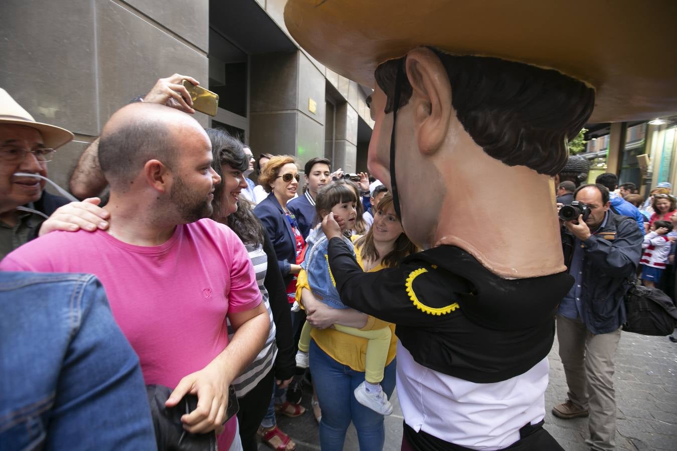 Música, diversión y también moda, en el arranque de los días grandes de la Feria del Corpus, que ha vivido una mañana vibrante con calles abarrotadas. Puedes ver todas las fotos del Corpus pinchando en  este enlace .