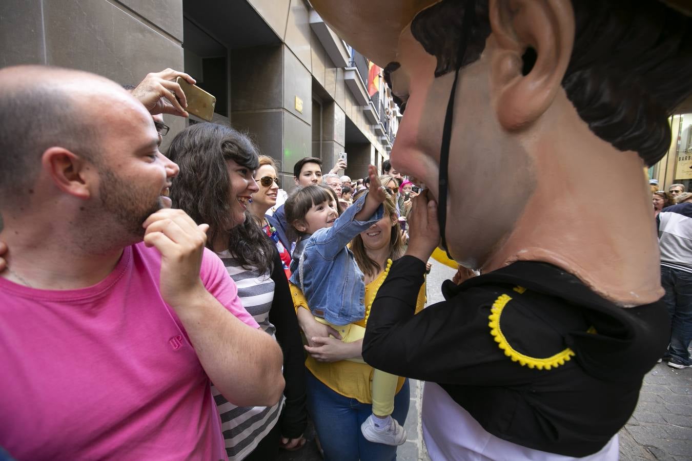 Música, diversión y también moda, en el arranque de los días grandes de la Feria del Corpus, que ha vivido una mañana vibrante con calles abarrotadas. Puedes ver todas las fotos del Corpus pinchando en  este enlace .