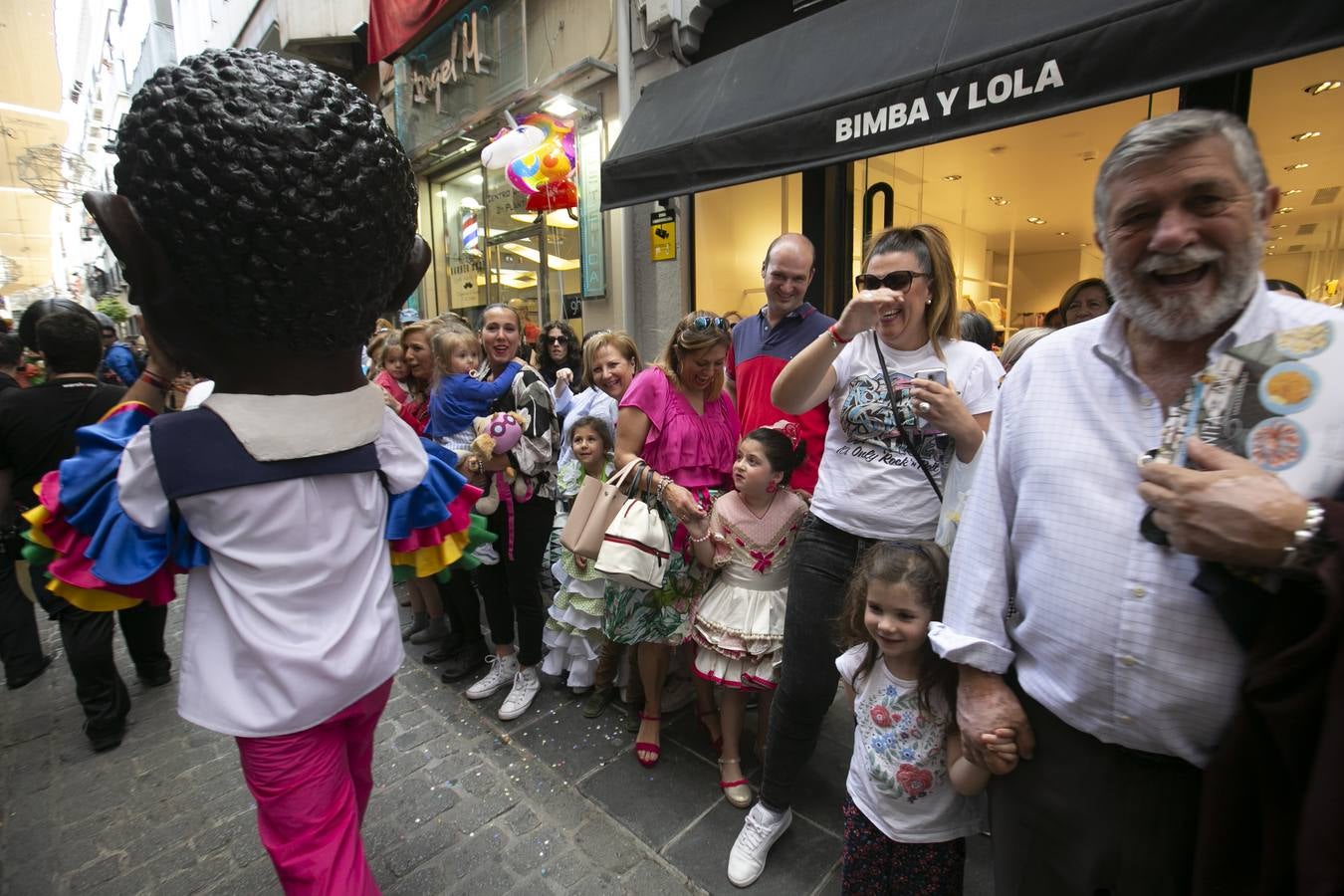 Música, diversión y también moda, en el arranque de los días grandes de la Feria del Corpus, que ha vivido una mañana vibrante con calles abarrotadas. Puedes ver todas las fotos del Corpus pinchando en  este enlace .