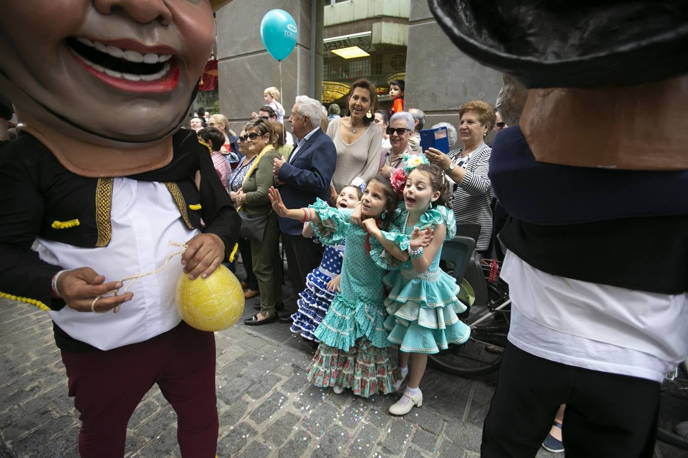 Música, diversión y también moda, en el arranque de los días grandes de la Feria del Corpus, que ha vivido una mañana vibrante con calles abarrotadas. Puedes ver todas las fotos del Corpus pinchando en  este enlace .