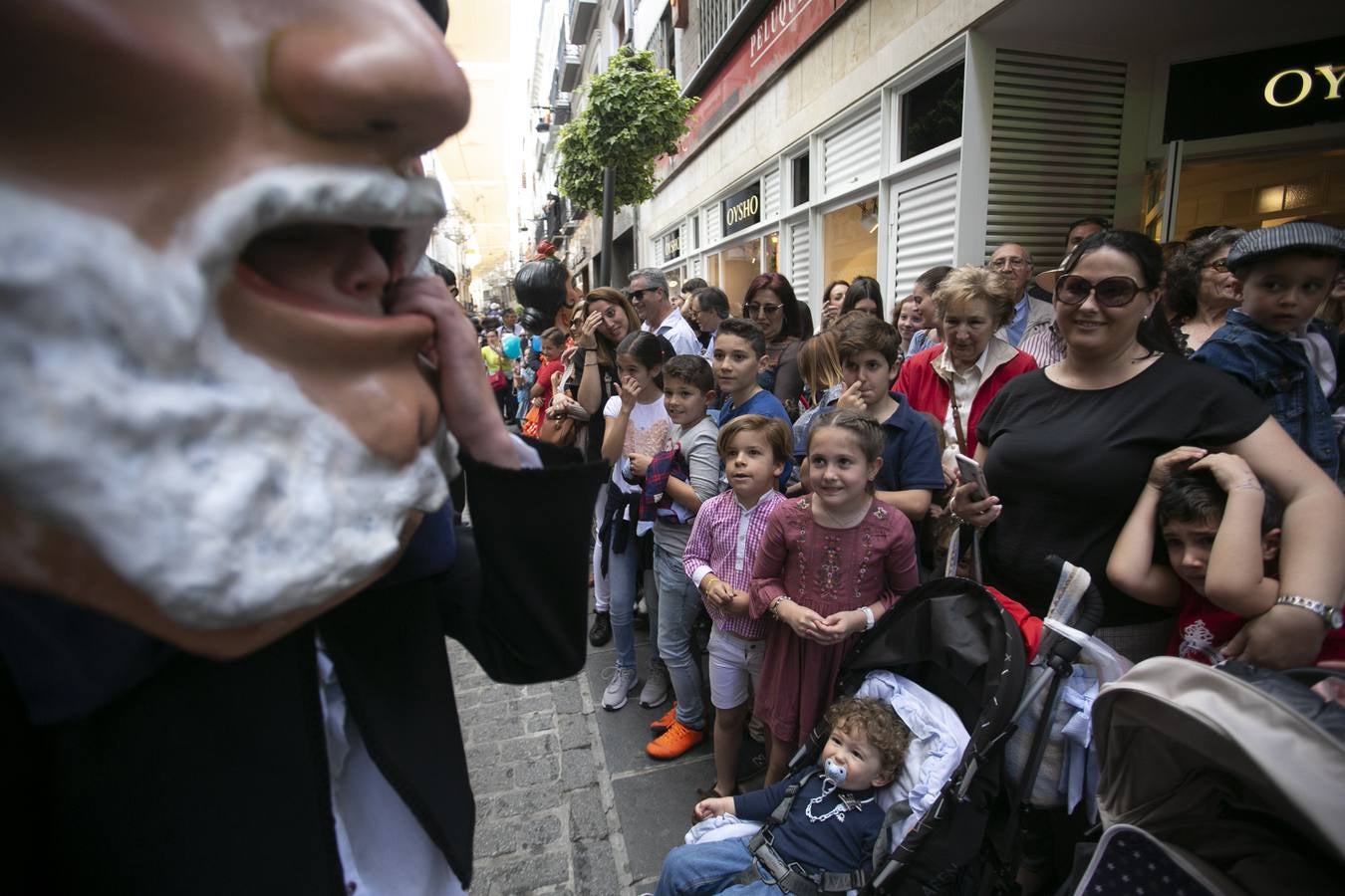 Música, diversión y también moda, en el arranque de los días grandes de la Feria del Corpus, que ha vivido una mañana vibrante con calles abarrotadas. Puedes ver todas las fotos del Corpus pinchando en  este enlace .