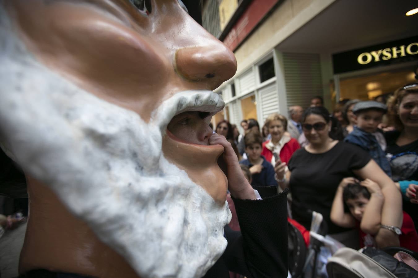 Música, diversión y también moda, en el arranque de los días grandes de la Feria del Corpus, que ha vivido una mañana vibrante con calles abarrotadas. Puedes ver todas las fotos del Corpus pinchando en  este enlace .