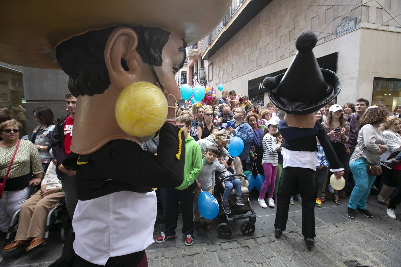 Música, diversión y también moda, en el arranque de los días grandes de la Feria del Corpus, que ha vivido una mañana vibrante con calles abarrotadas. Puedes ver todas las fotos del Corpus pinchando en  este enlace .