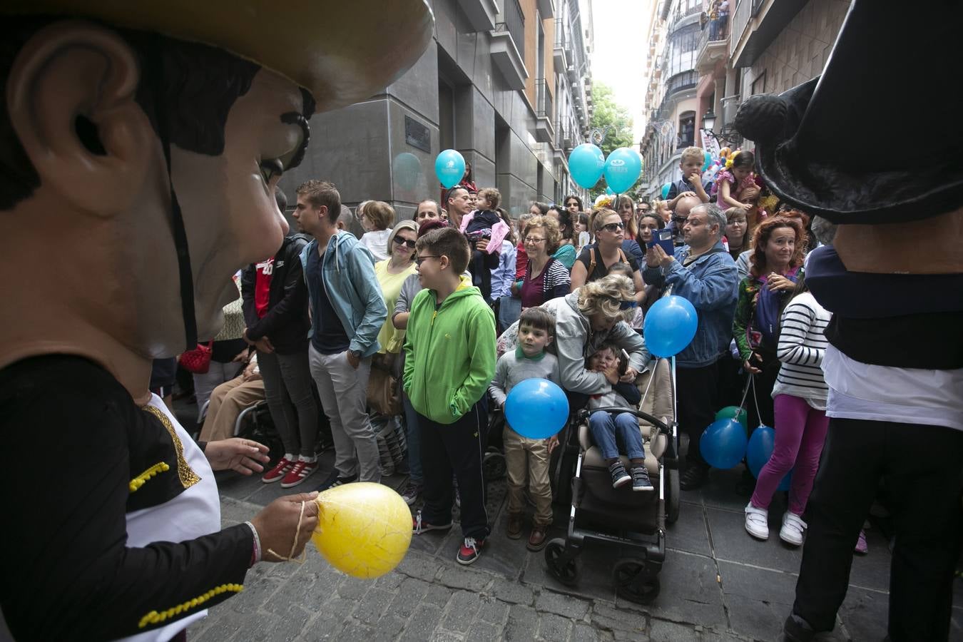 Música, diversión y también moda, en el arranque de los días grandes de la Feria del Corpus, que ha vivido una mañana vibrante con calles abarrotadas. Puedes ver todas las fotos del Corpus pinchando en  este enlace .