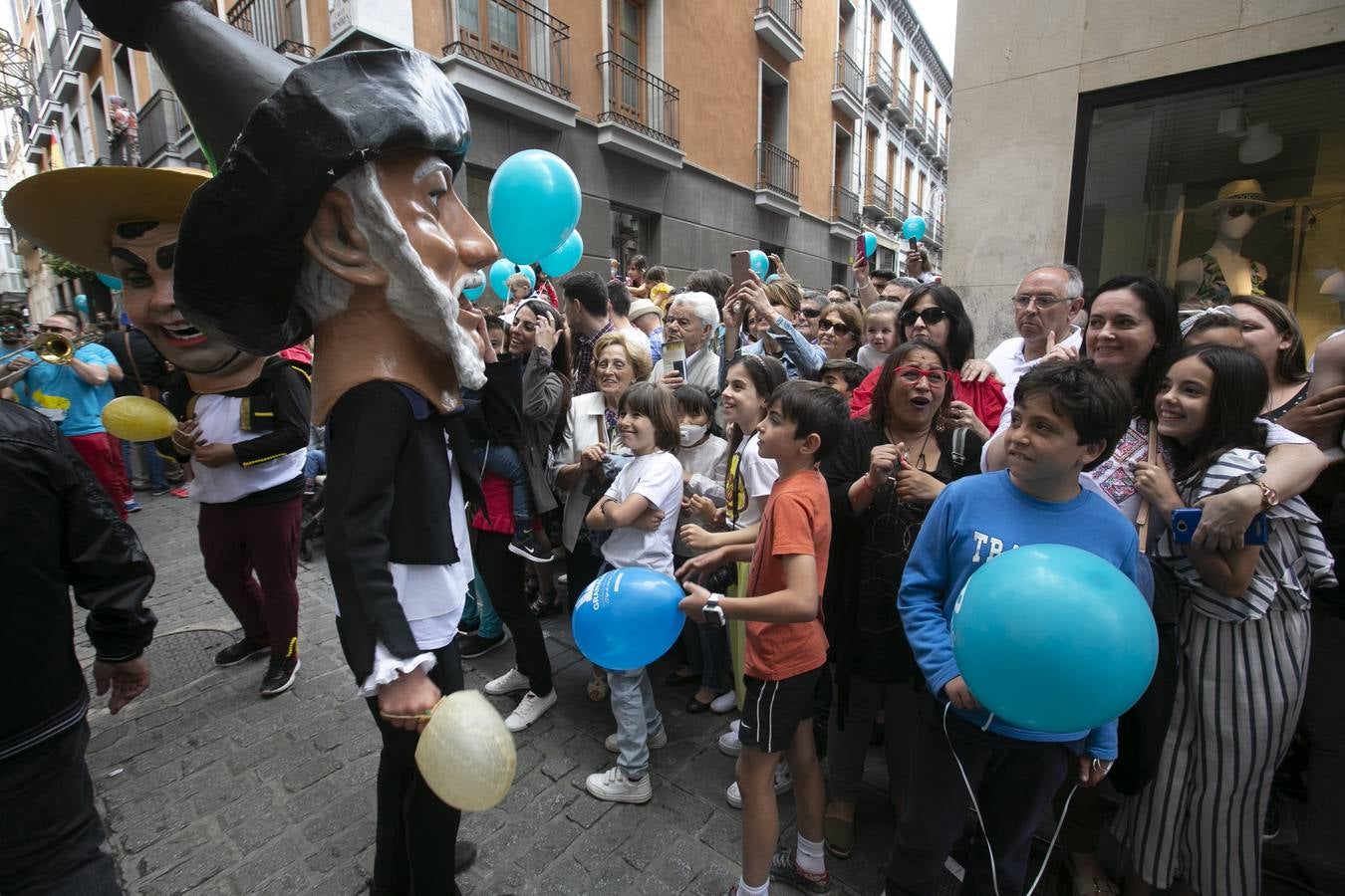 Música, diversión y también moda, en el arranque de los días grandes de la Feria del Corpus, que ha vivido una mañana vibrante con calles abarrotadas. Puedes ver todas las fotos del Corpus pinchando en  este enlace .