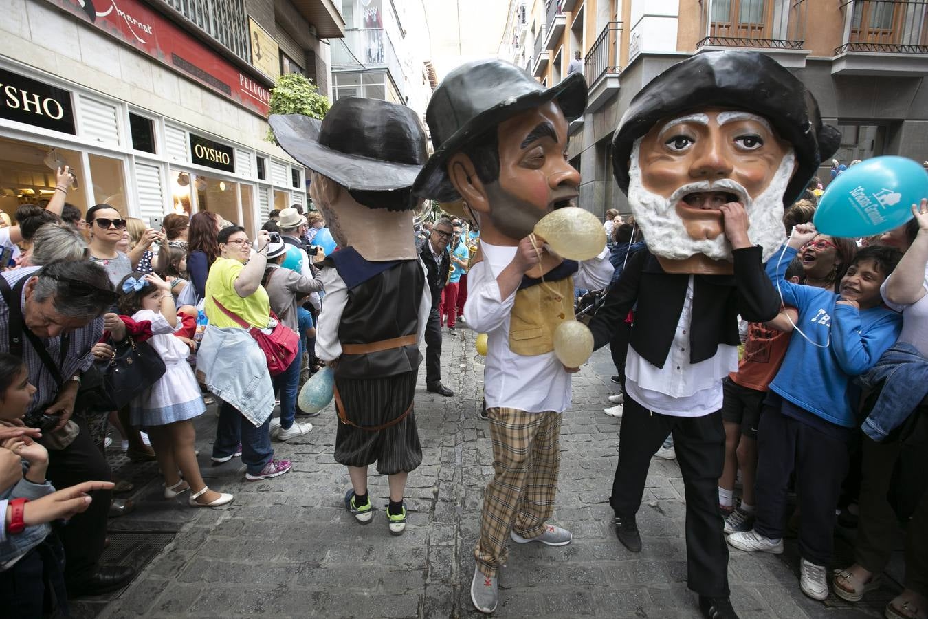 Música, diversión y también moda, en el arranque de los días grandes de la Feria del Corpus, que ha vivido una mañana vibrante con calles abarrotadas. Puedes ver todas las fotos del Corpus pinchando en  este enlace .