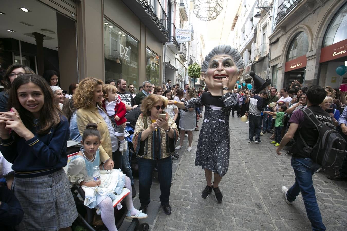 Música, diversión y también moda, en el arranque de los días grandes de la Feria del Corpus, que ha vivido una mañana vibrante con calles abarrotadas. Puedes ver todas las fotos del Corpus pinchando en  este enlace .