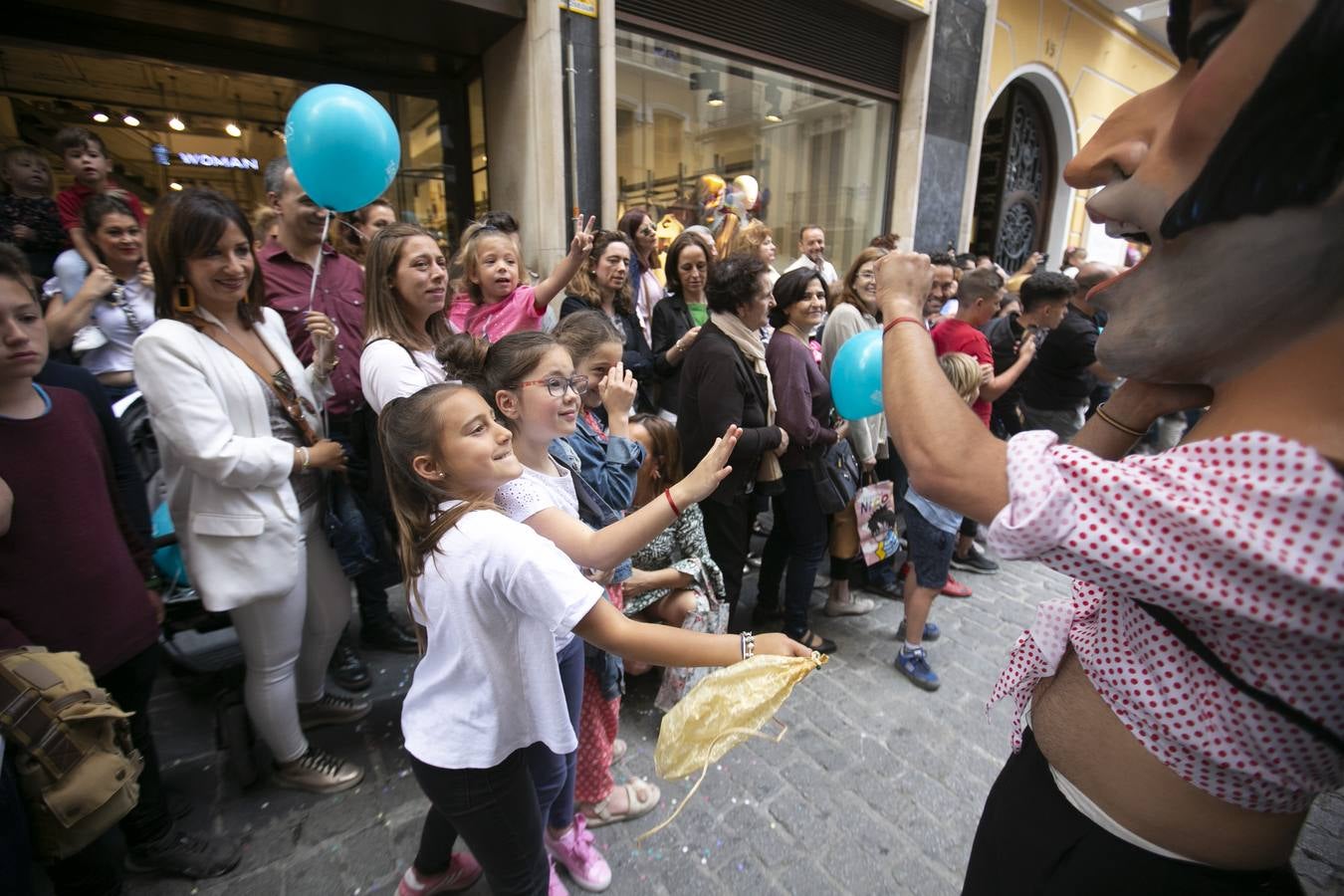 Música, diversión y también moda, en el arranque de los días grandes de la Feria del Corpus, que ha vivido una mañana vibrante con calles abarrotadas. Puedes ver todas las fotos del Corpus pinchando en  este enlace .