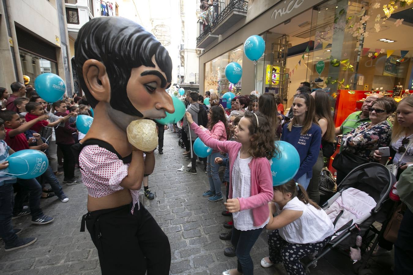 Música, diversión y también moda, en el arranque de los días grandes de la Feria del Corpus, que ha vivido una mañana vibrante con calles abarrotadas. Puedes ver todas las fotos del Corpus pinchando en  este enlace .