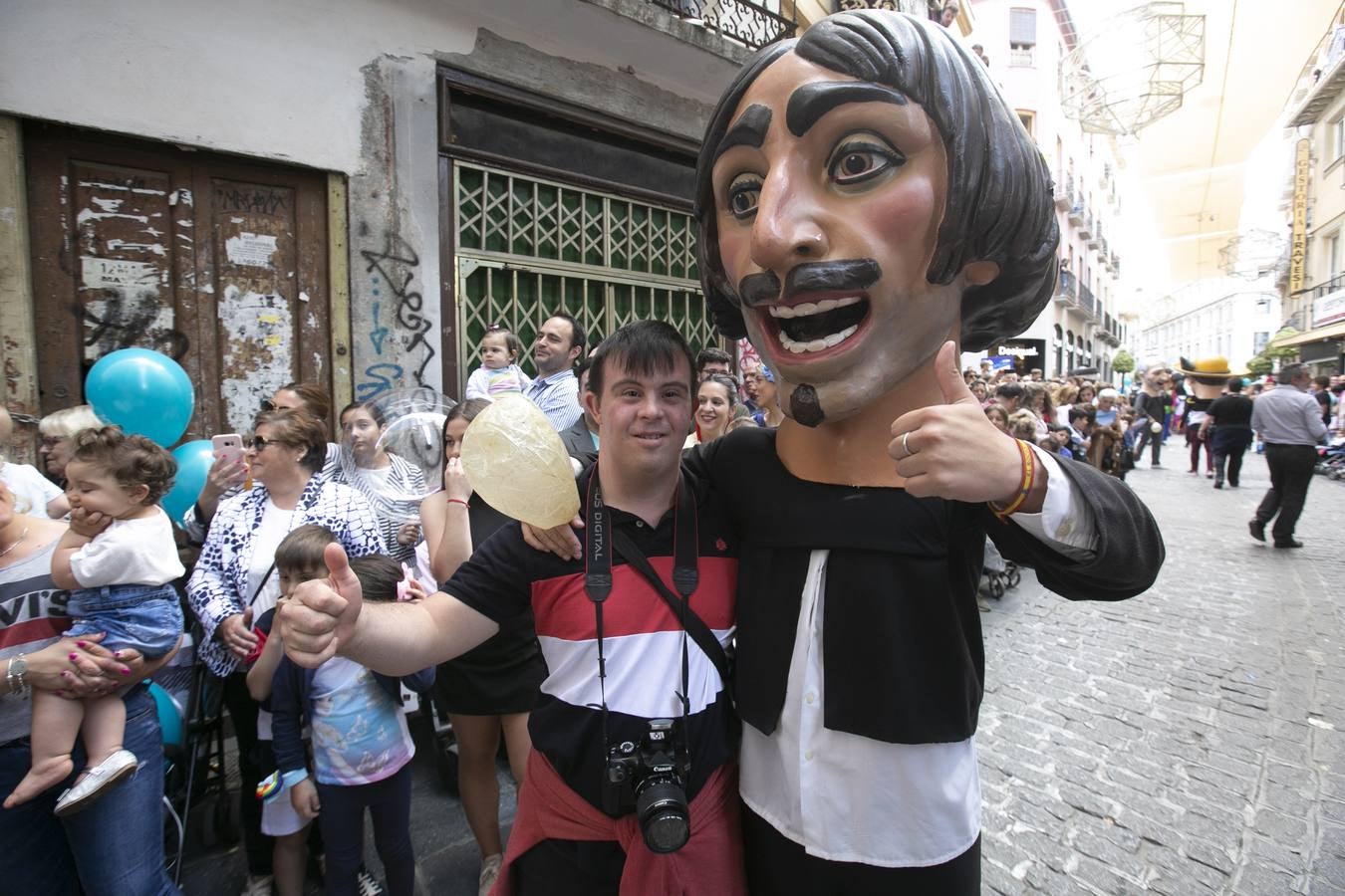 Música, diversión y también moda, en el arranque de los días grandes de la Feria del Corpus, que ha vivido una mañana vibrante con calles abarrotadas. Puedes ver todas las fotos del Corpus pinchando en  este enlace .