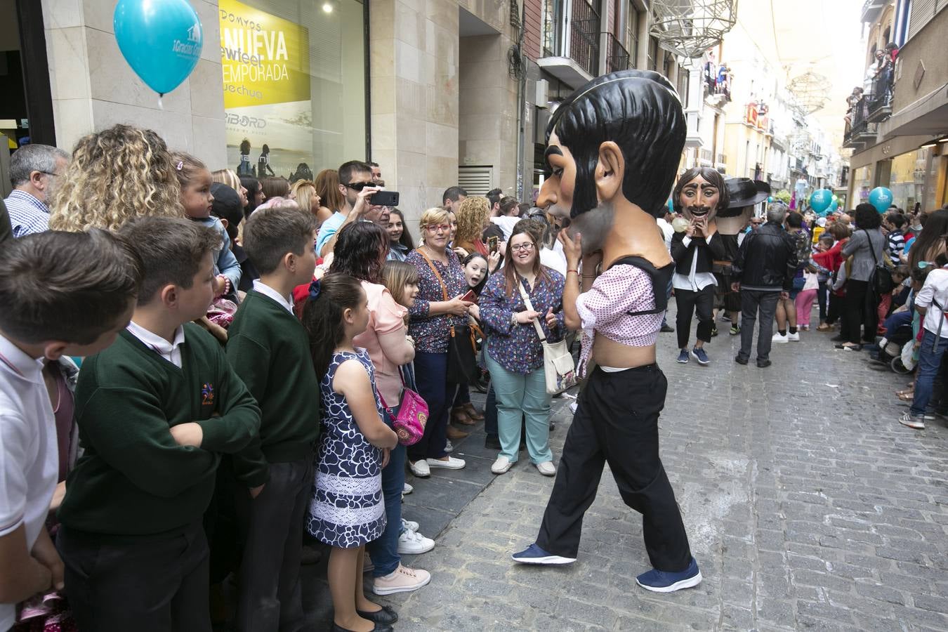 Música, diversión y también moda, en el arranque de los días grandes de la Feria del Corpus, que ha vivido una mañana vibrante con calles abarrotadas. Puedes ver todas las fotos del Corpus pinchando en  este enlace .