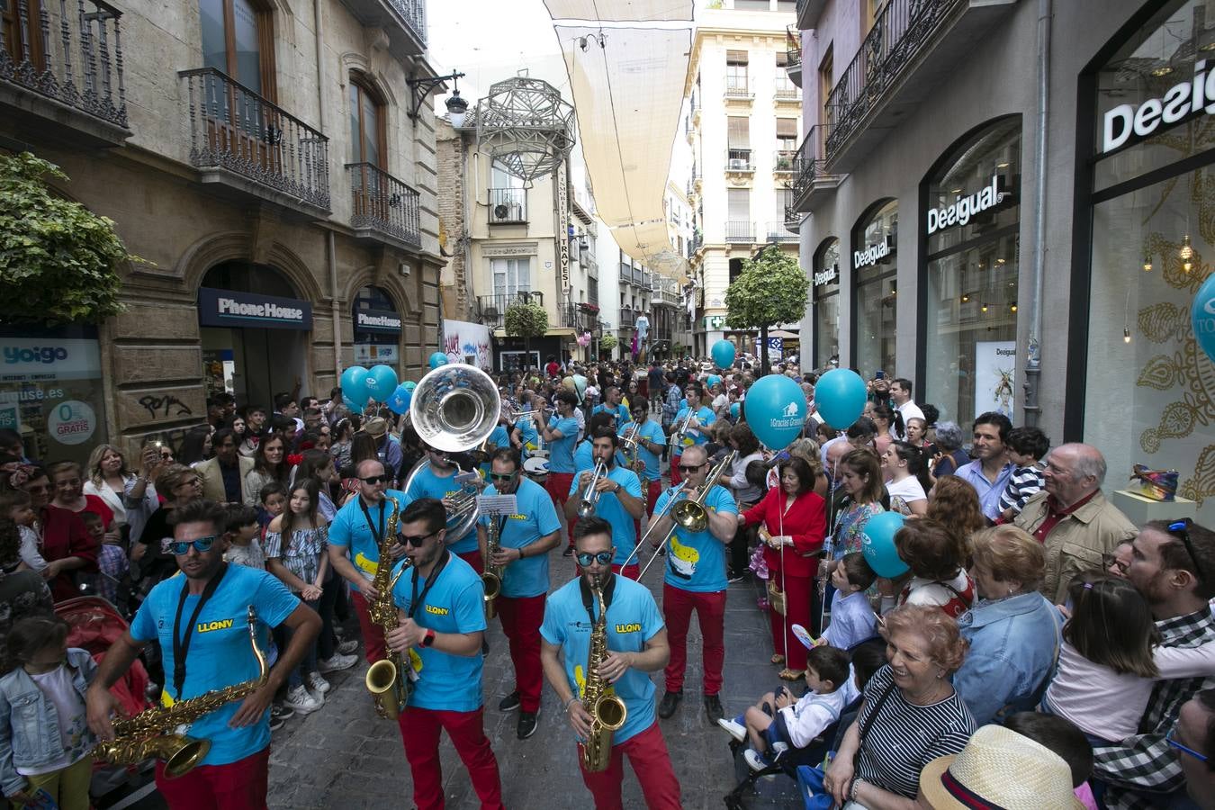 Música, diversión y también moda, en el arranque de los días grandes de la Feria del Corpus, que ha vivido una mañana vibrante con calles abarrotadas. Puedes ver todas las fotos del Corpus pinchando en  este enlace .