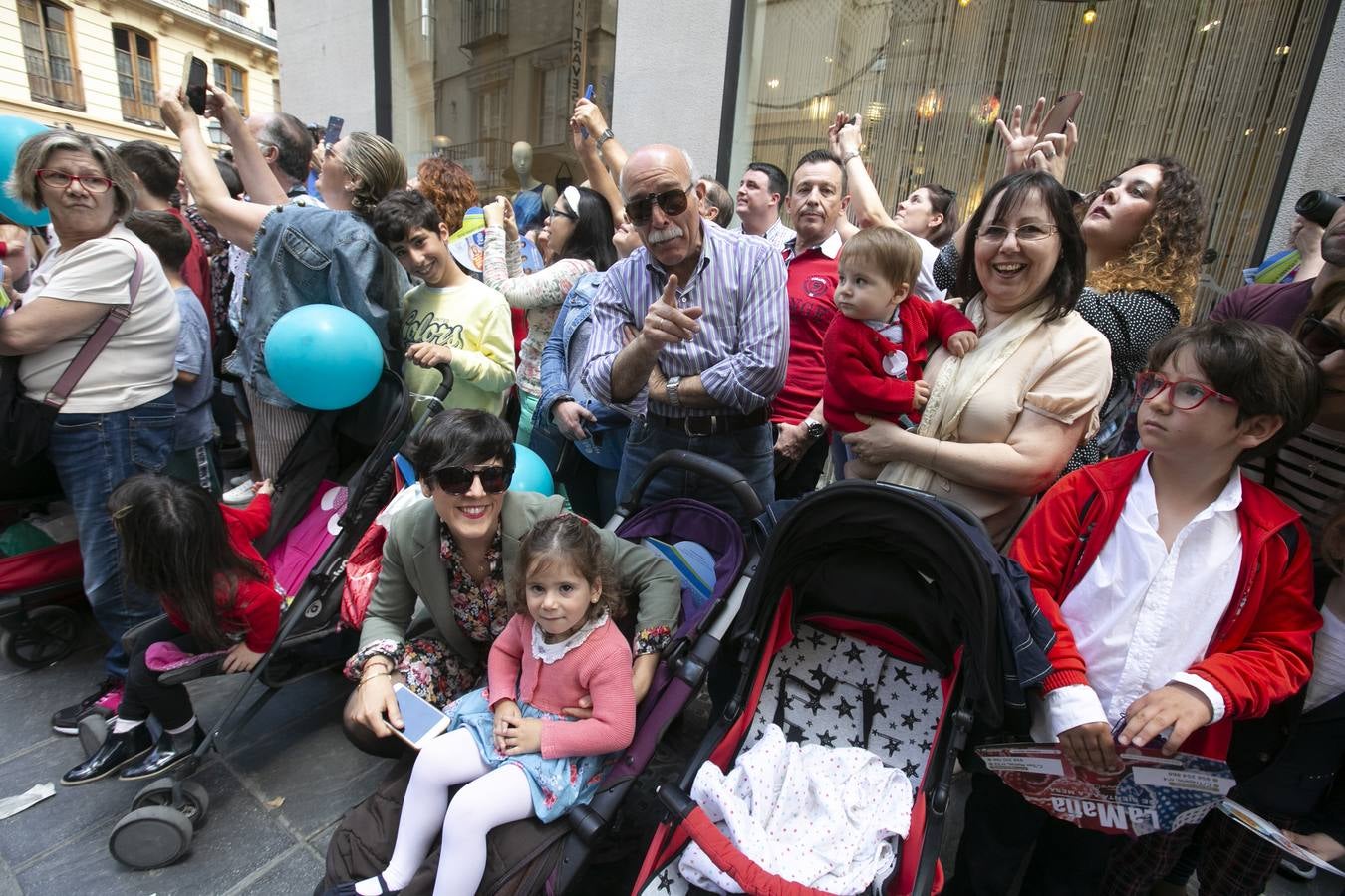 Música, diversión y también moda, en el arranque de los días grandes de la Feria del Corpus, que ha vivido una mañana vibrante con calles abarrotadas. Puedes ver todas las fotos del Corpus pinchando en  este enlace .